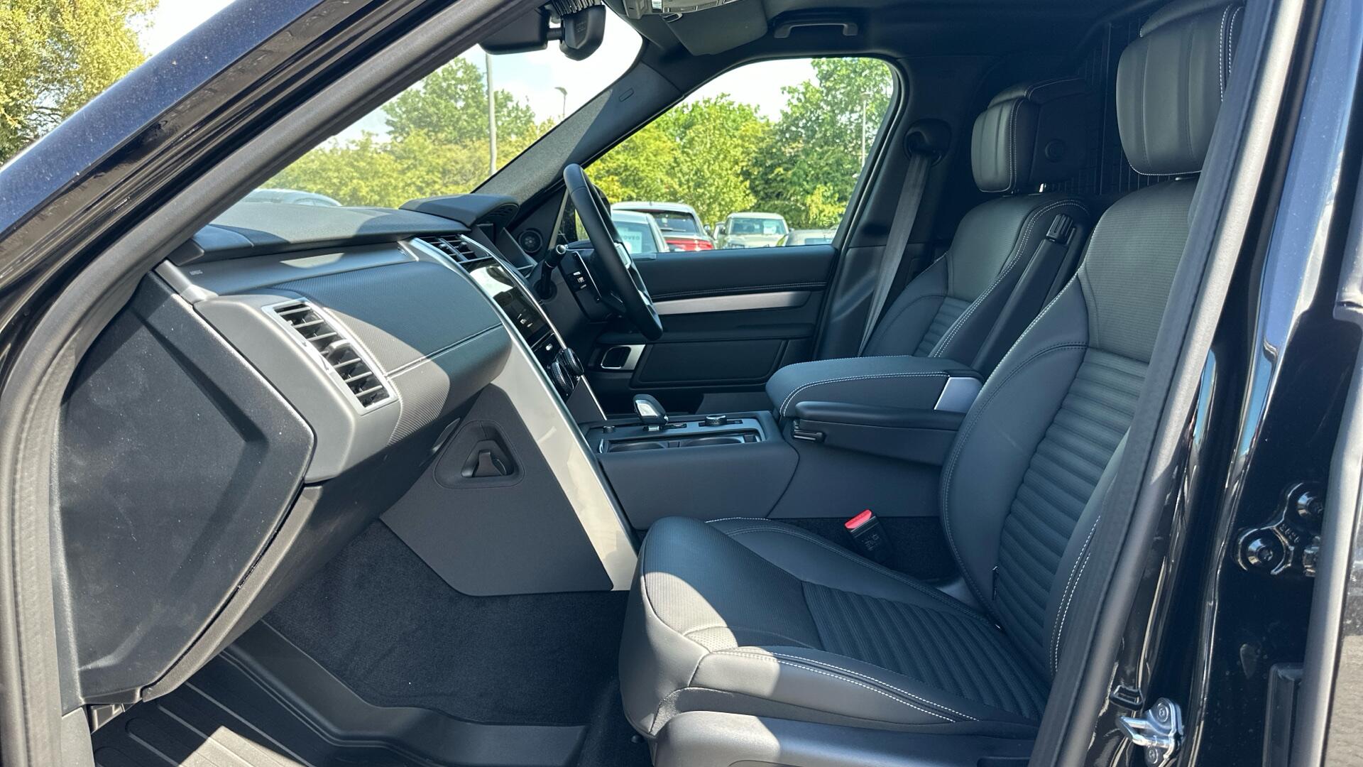 Land Rover Discovery view 30