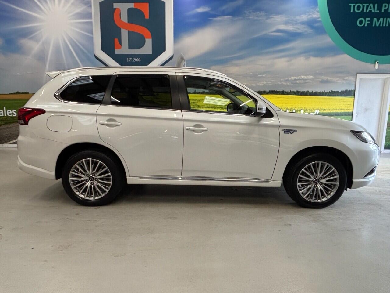 Mitsubishi Outlander view 4
