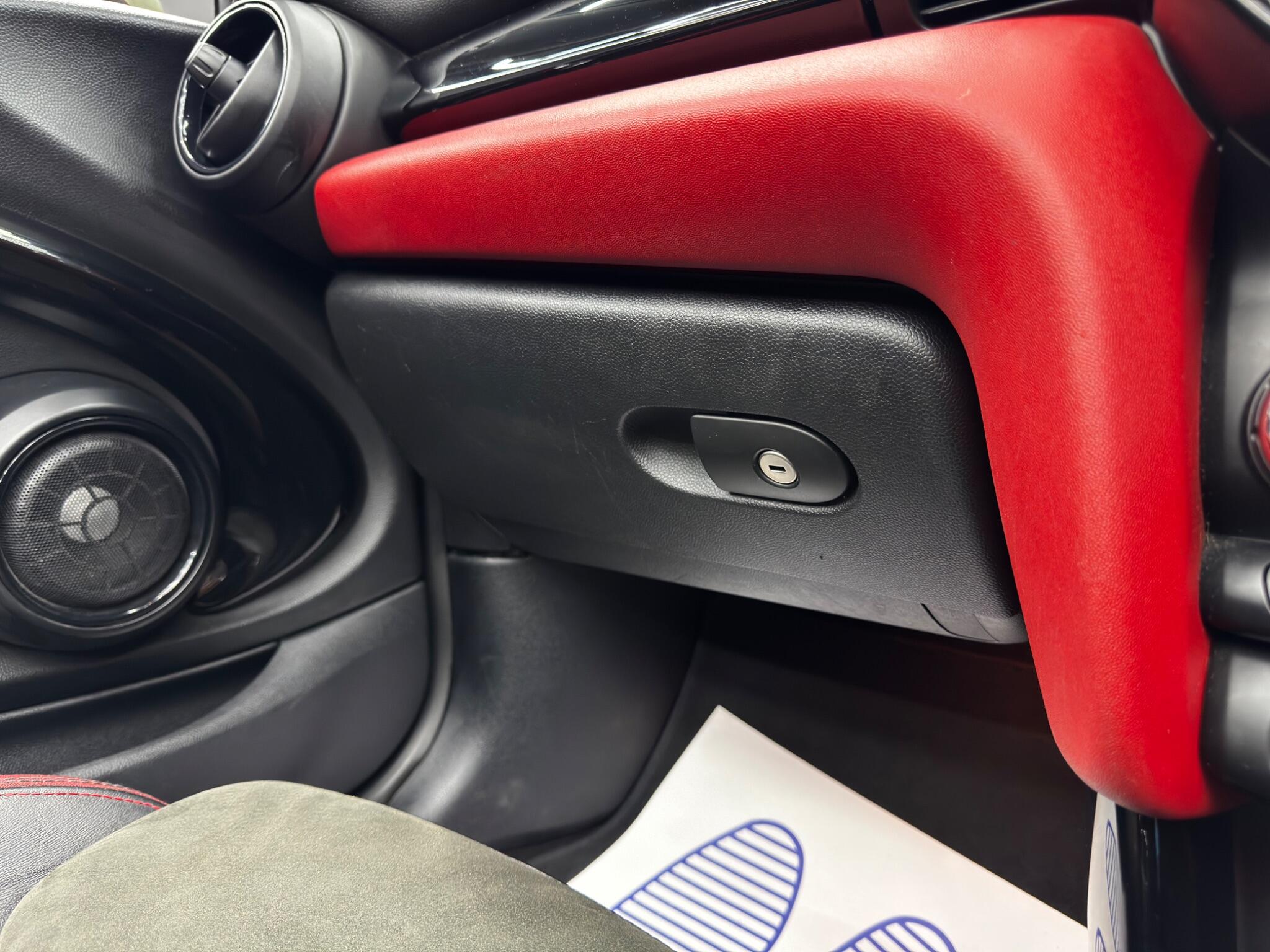 Mini Convertible view 37