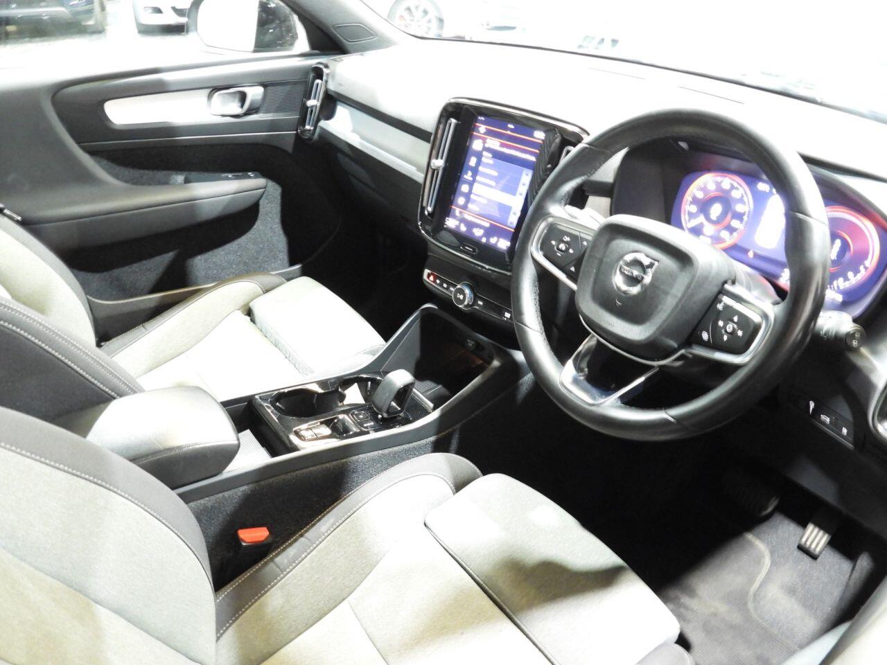 Volvo XC40 view 3
