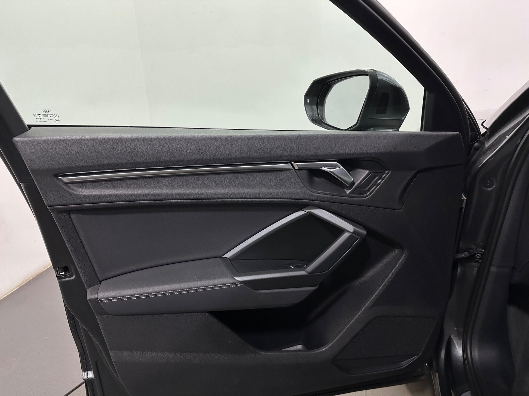 Audi Q3 view 36