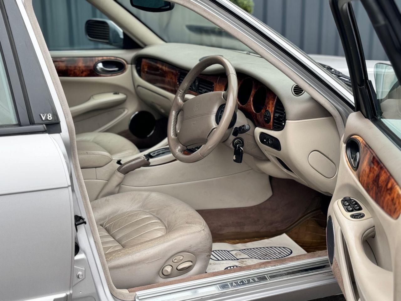 Jaguar XJ view 13