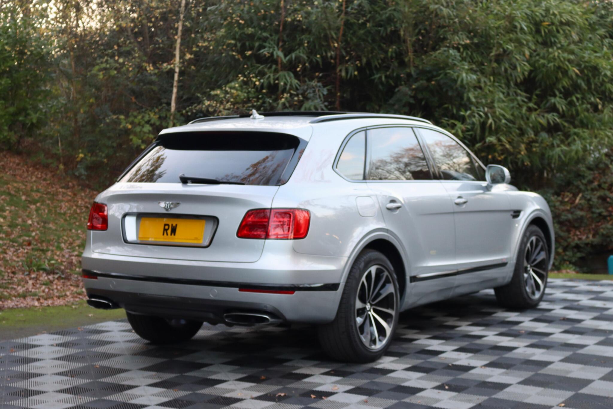 Bentley Bentayga view 13