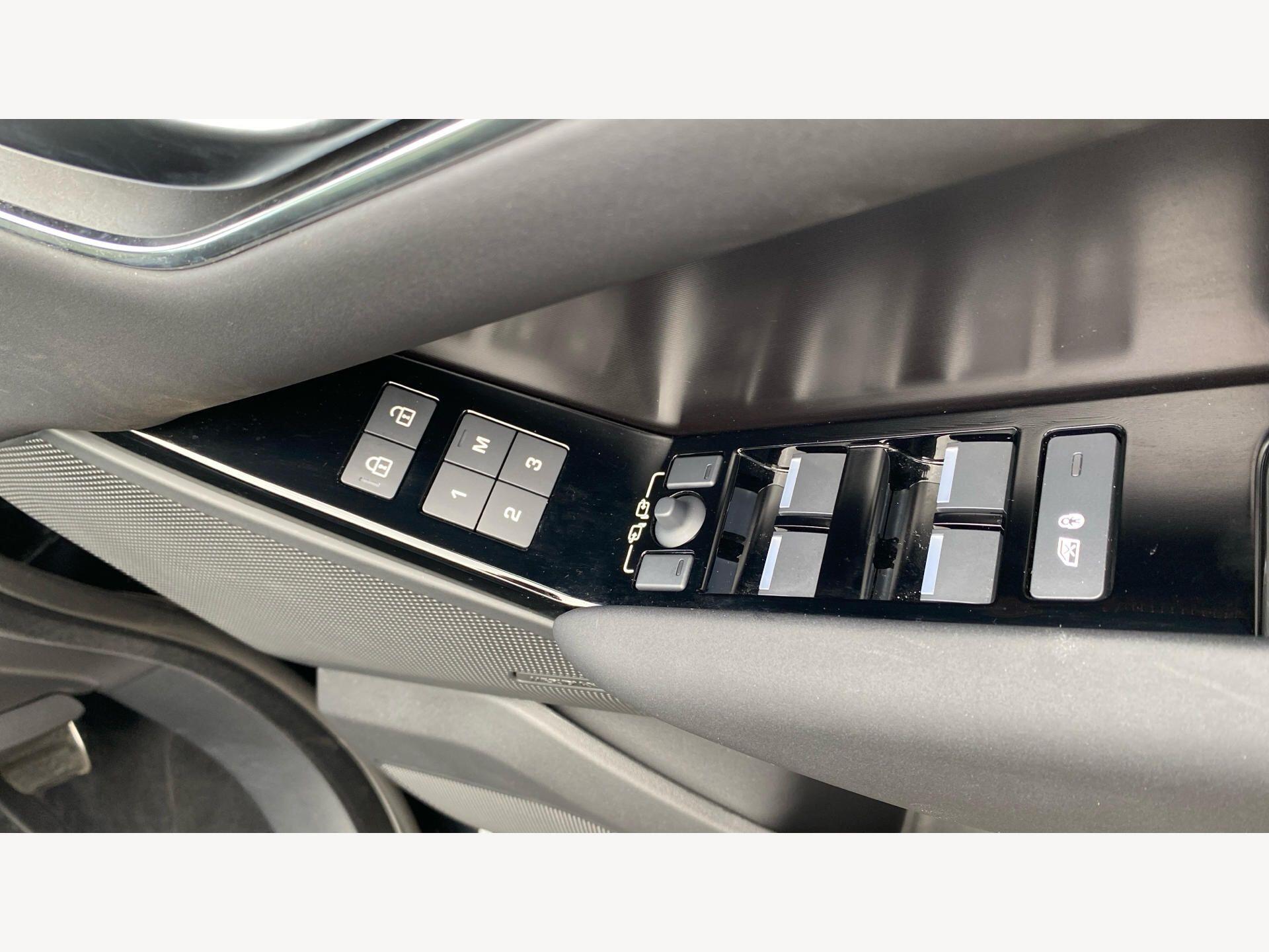 Land Rover Range Rover Velar view 24