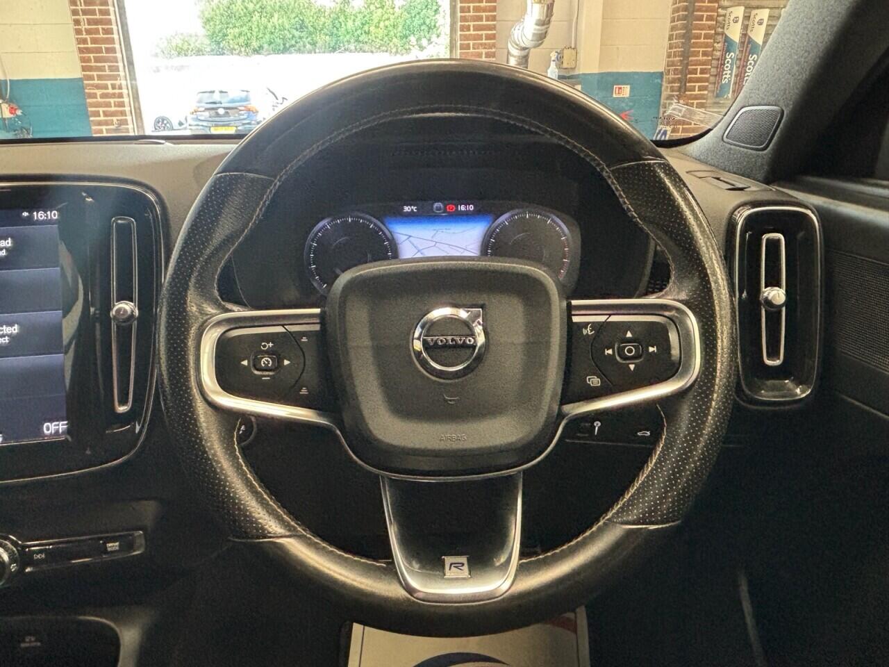Volvo XC40 view 16