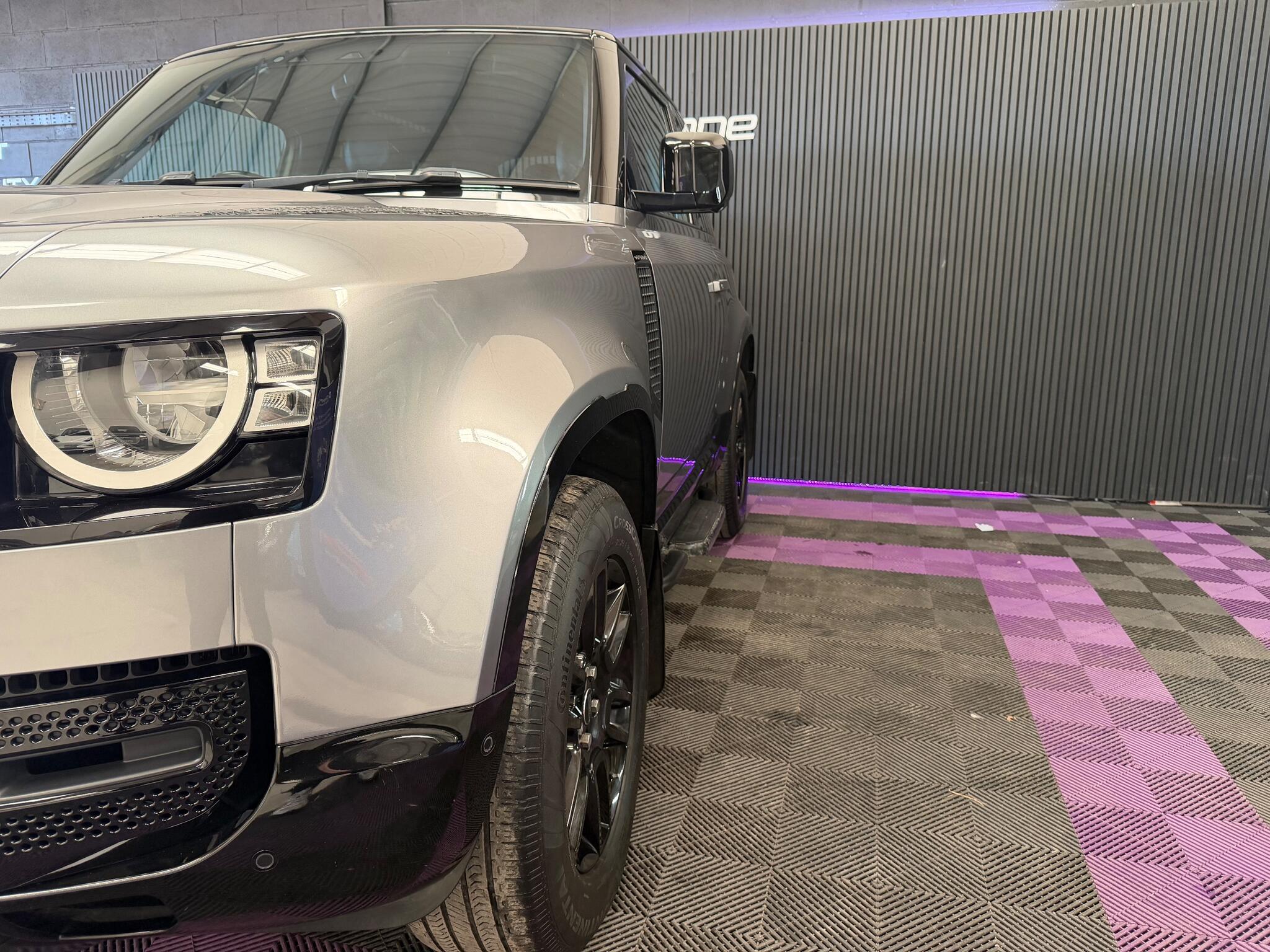 Land Rover Defender view 24