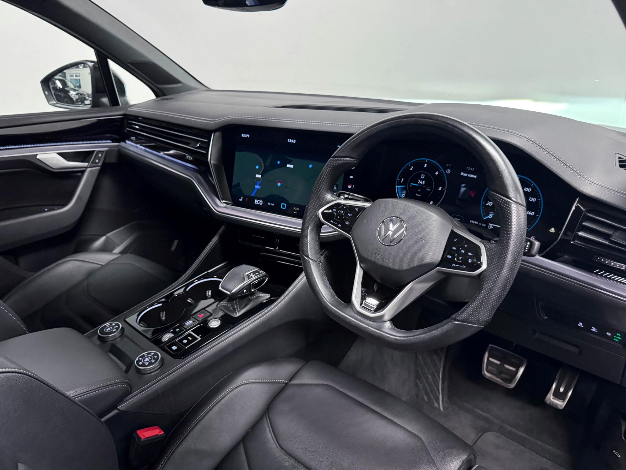 Volkswagen Touareg view 21