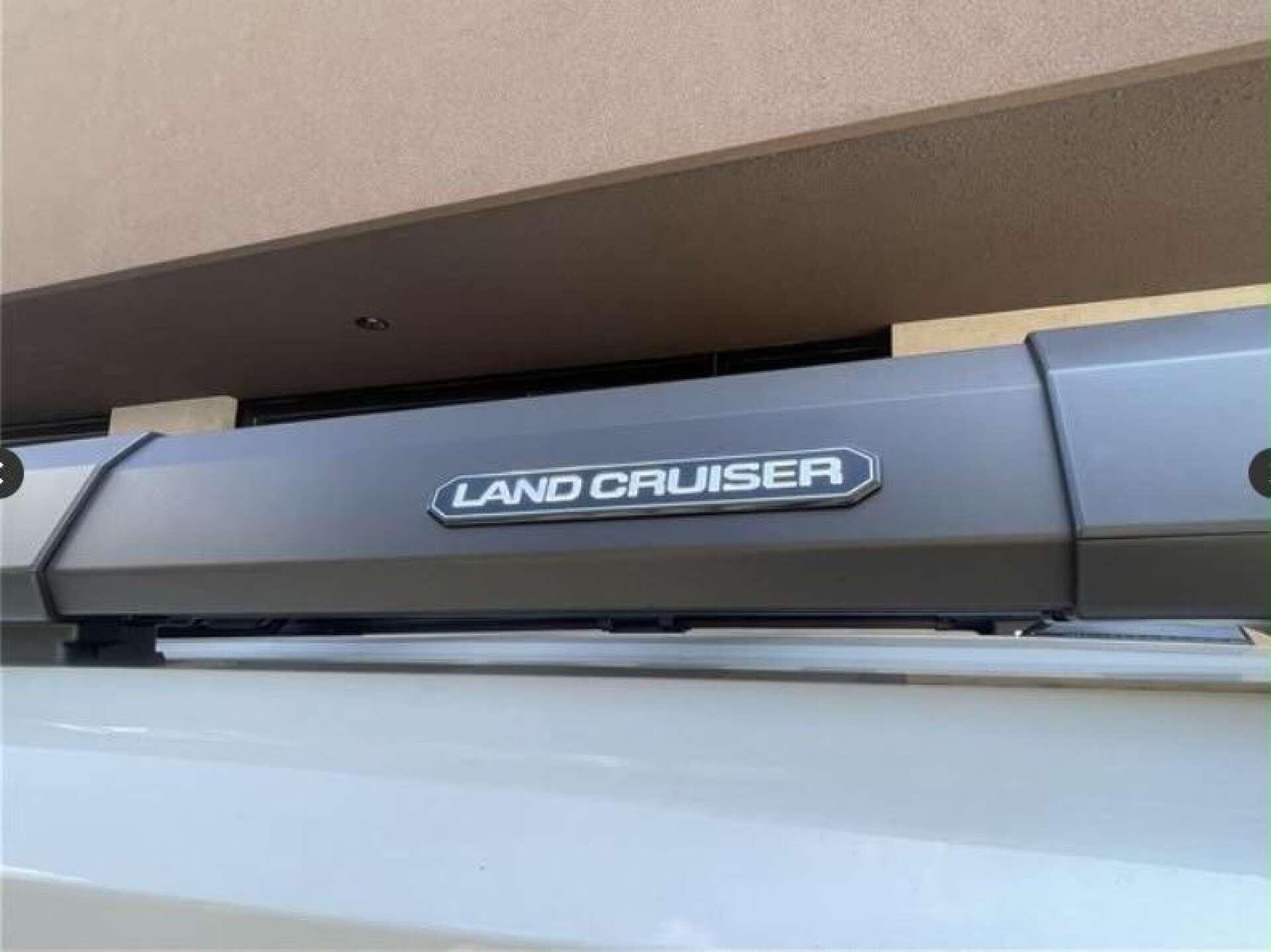 Toyota Land Cruiser view 33