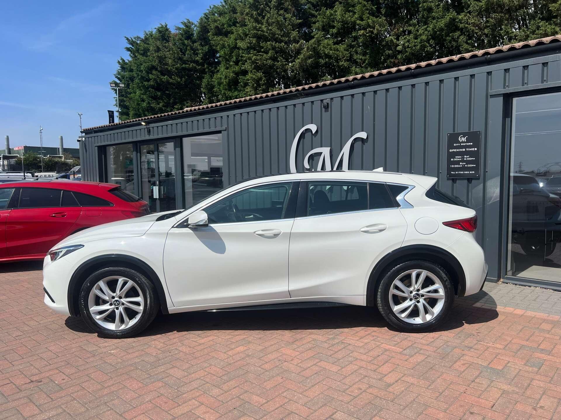 Infiniti Q30 view 14