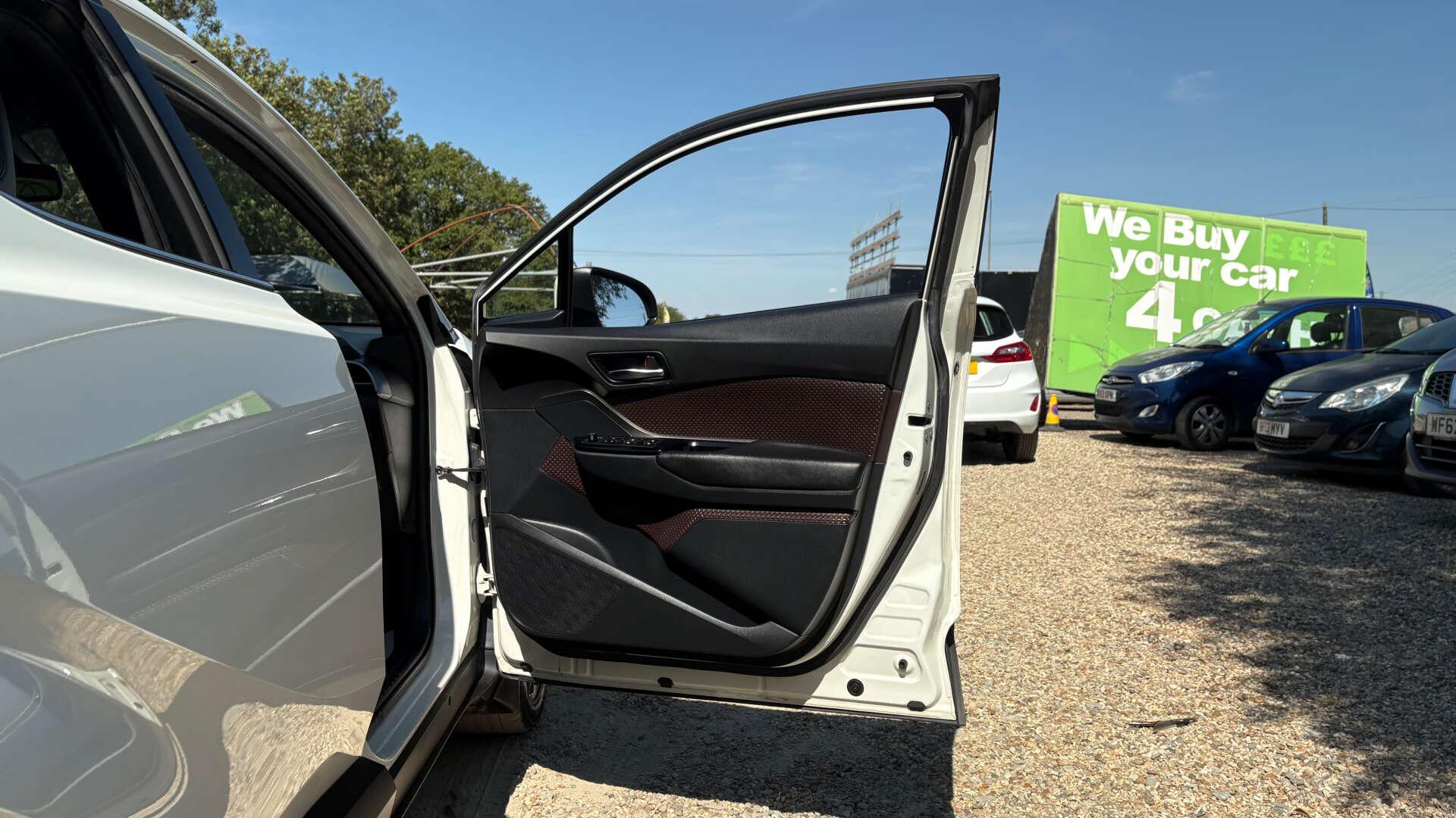 Toyota C-HR view 38