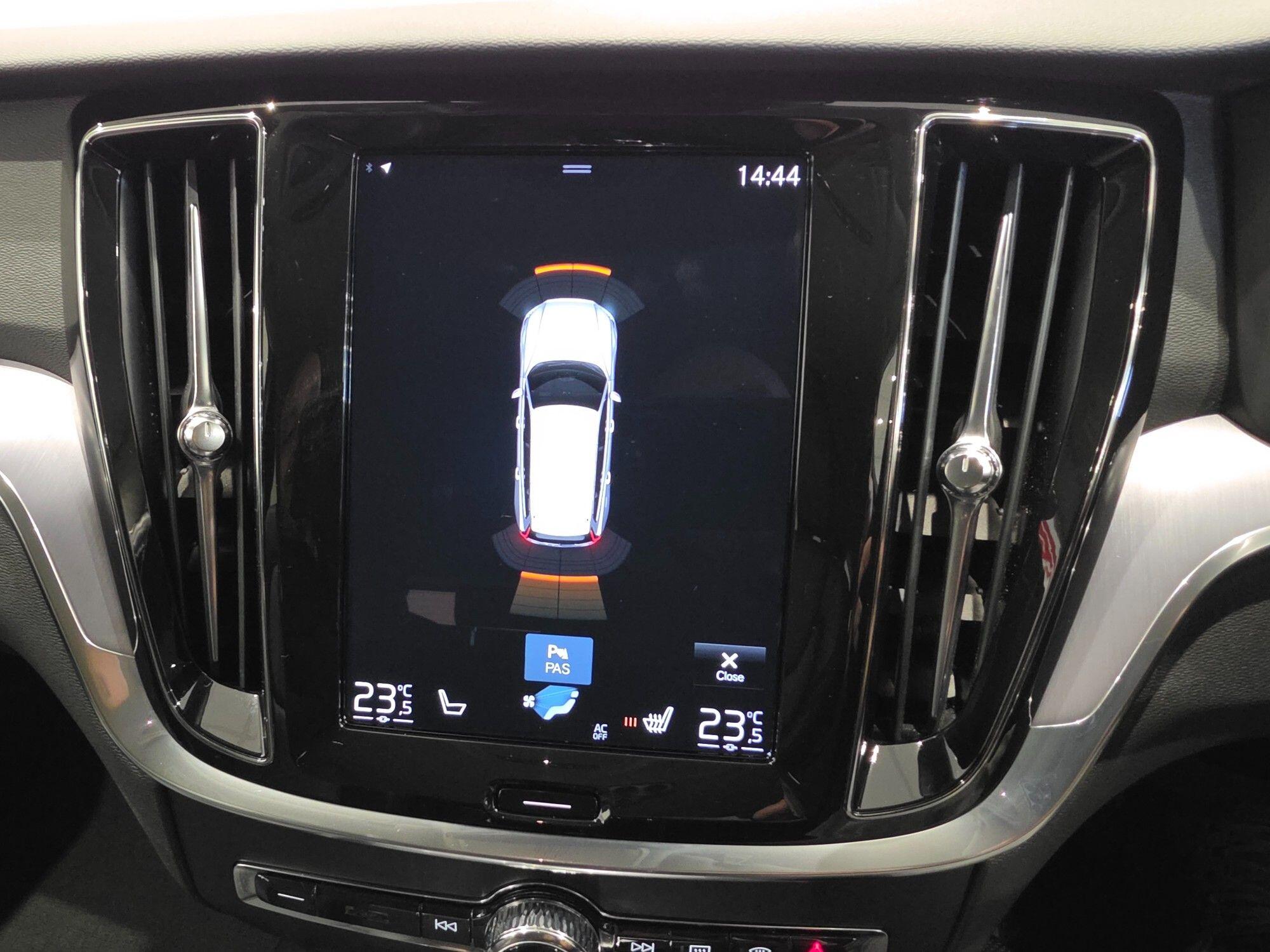 Volvo V60 Cross Country view 33