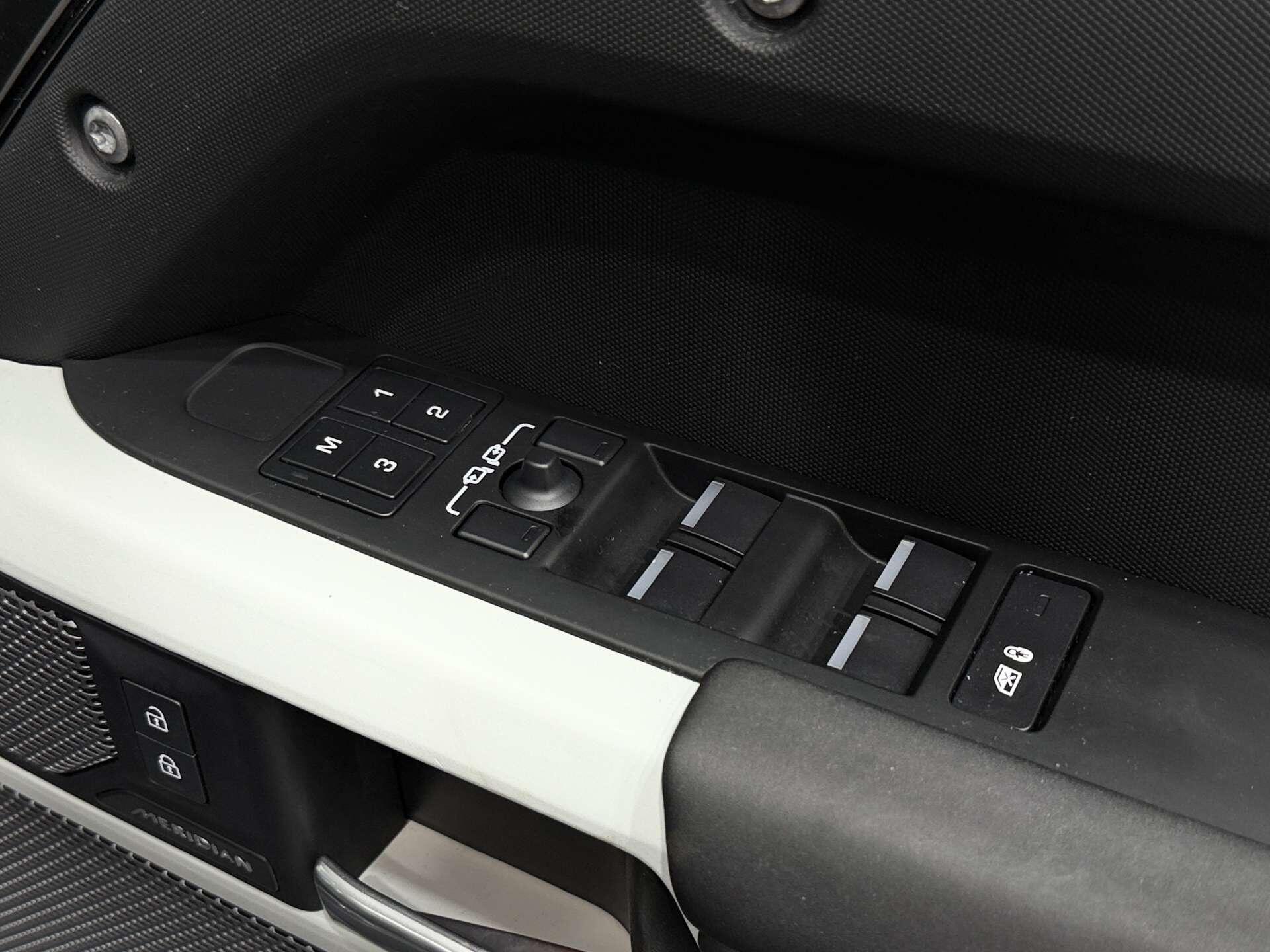 Land Rover Defender view 40