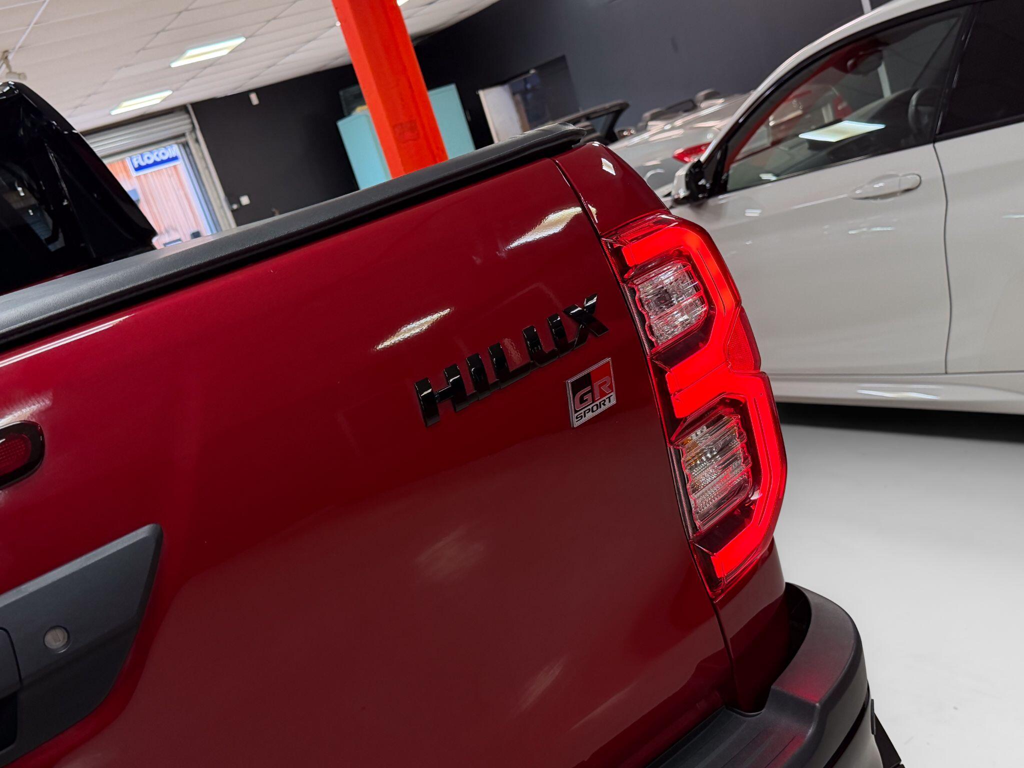 Toyota Hilux view 34