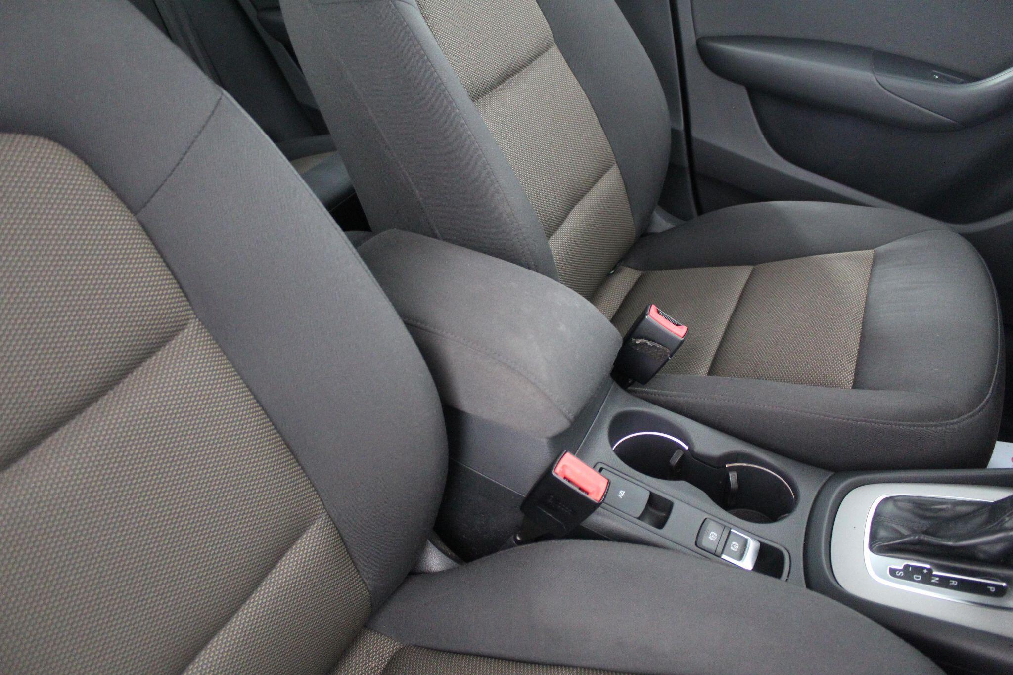 Audi Q3 view 42