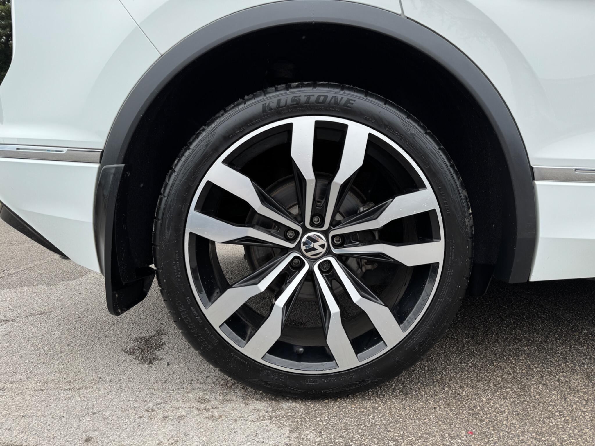 Volkswagen Tiguan view 11