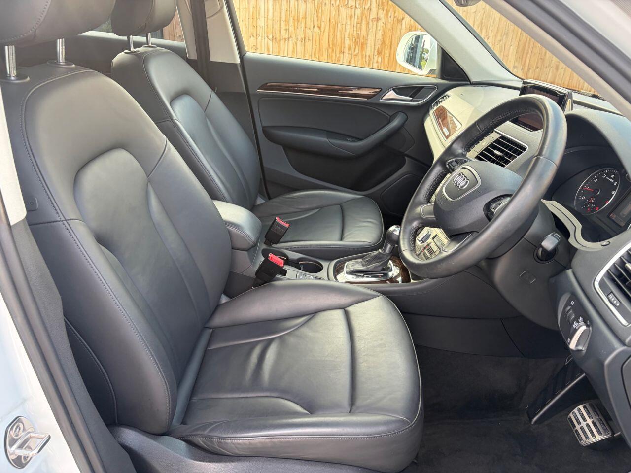 Audi Q3 view 16