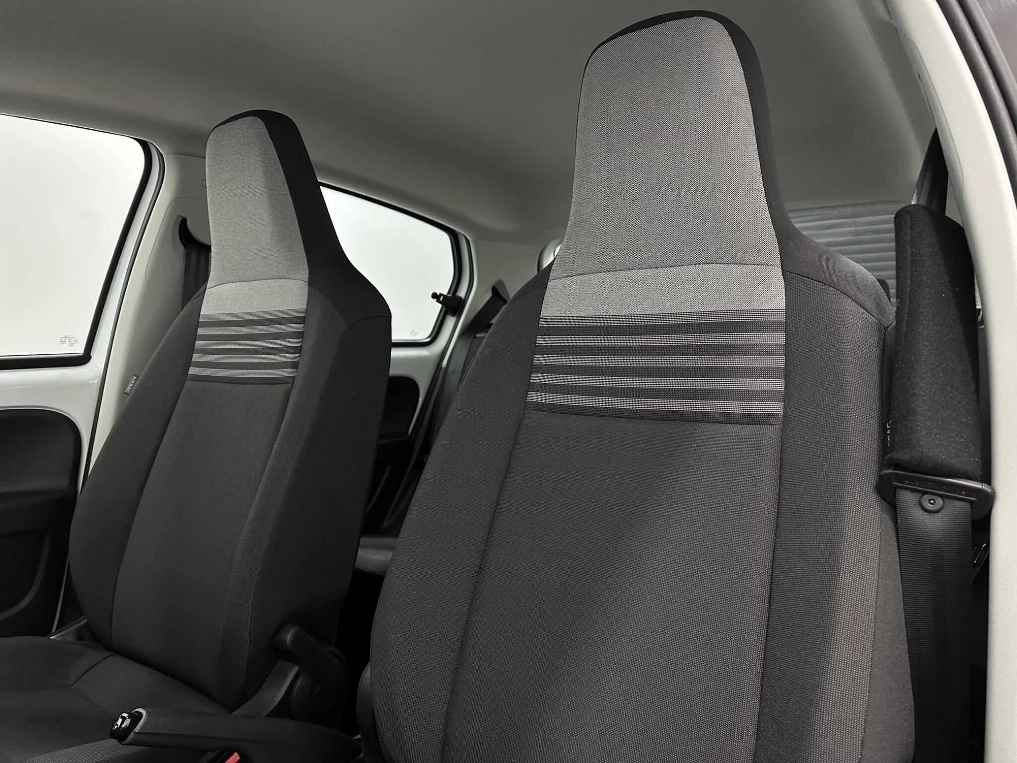 Volkswagen Up! view 32