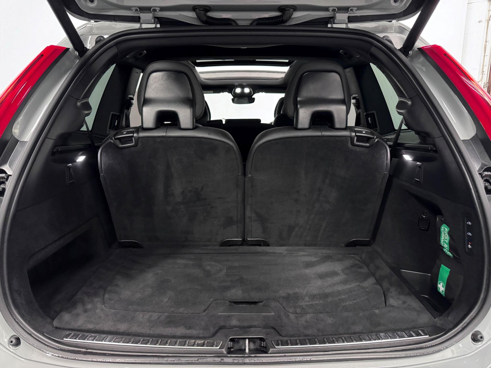 Volvo XC90 view 9