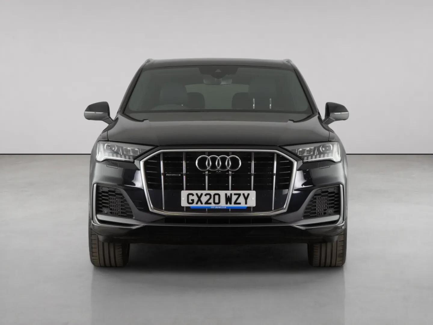 Audi Q7 view 5