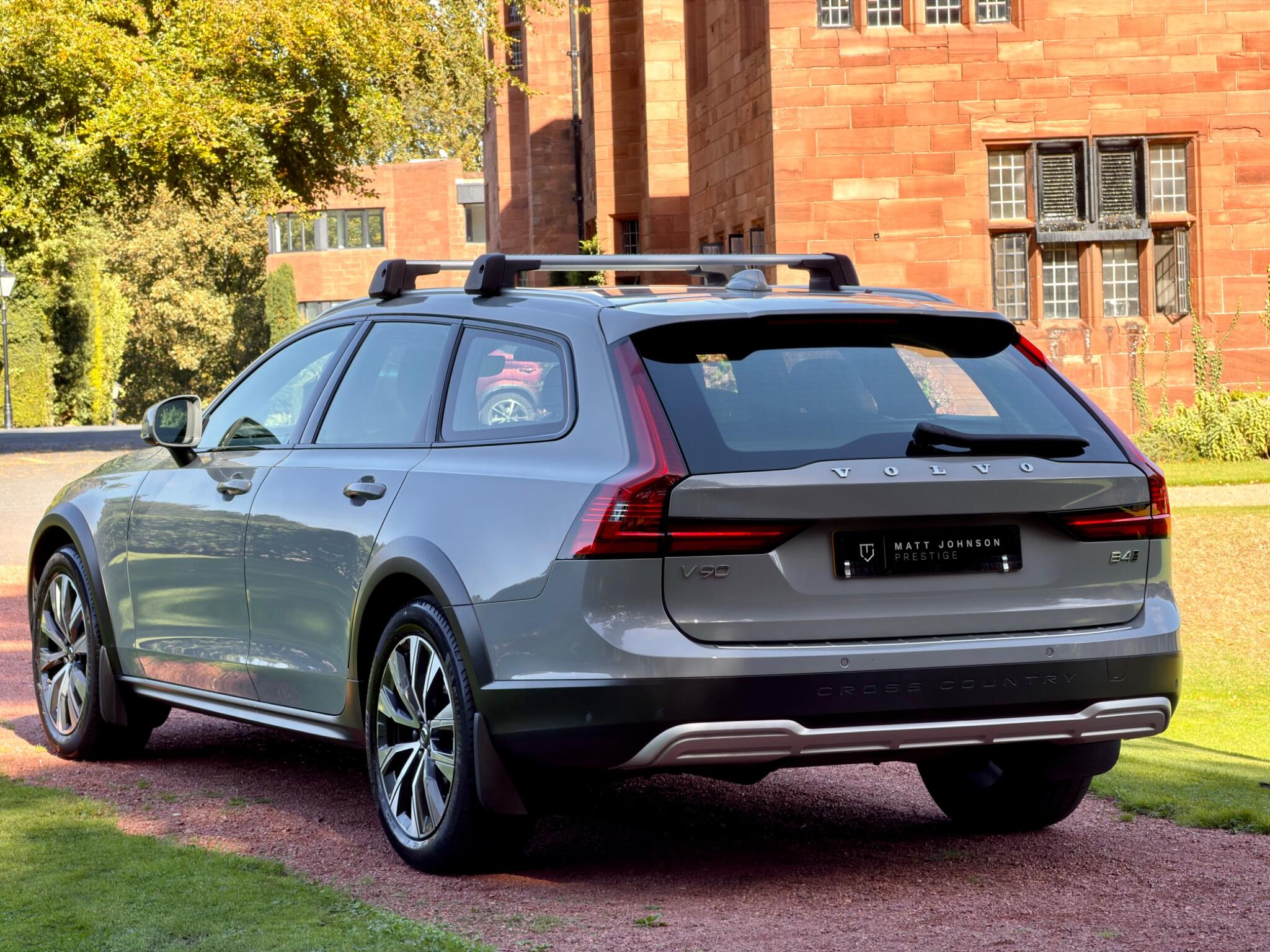 Volvo V90 Cross Country view 2