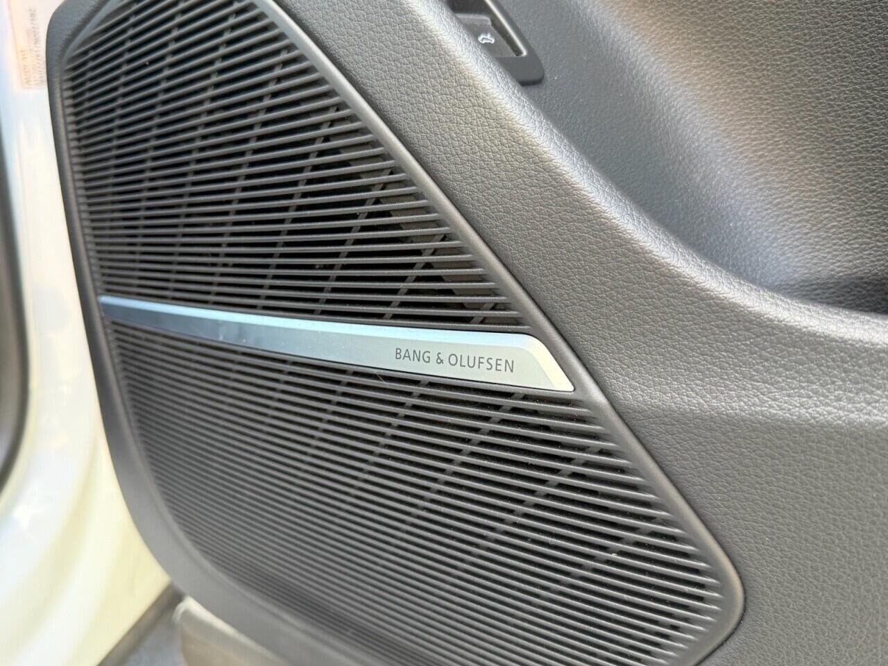 Audi Q8 view 34