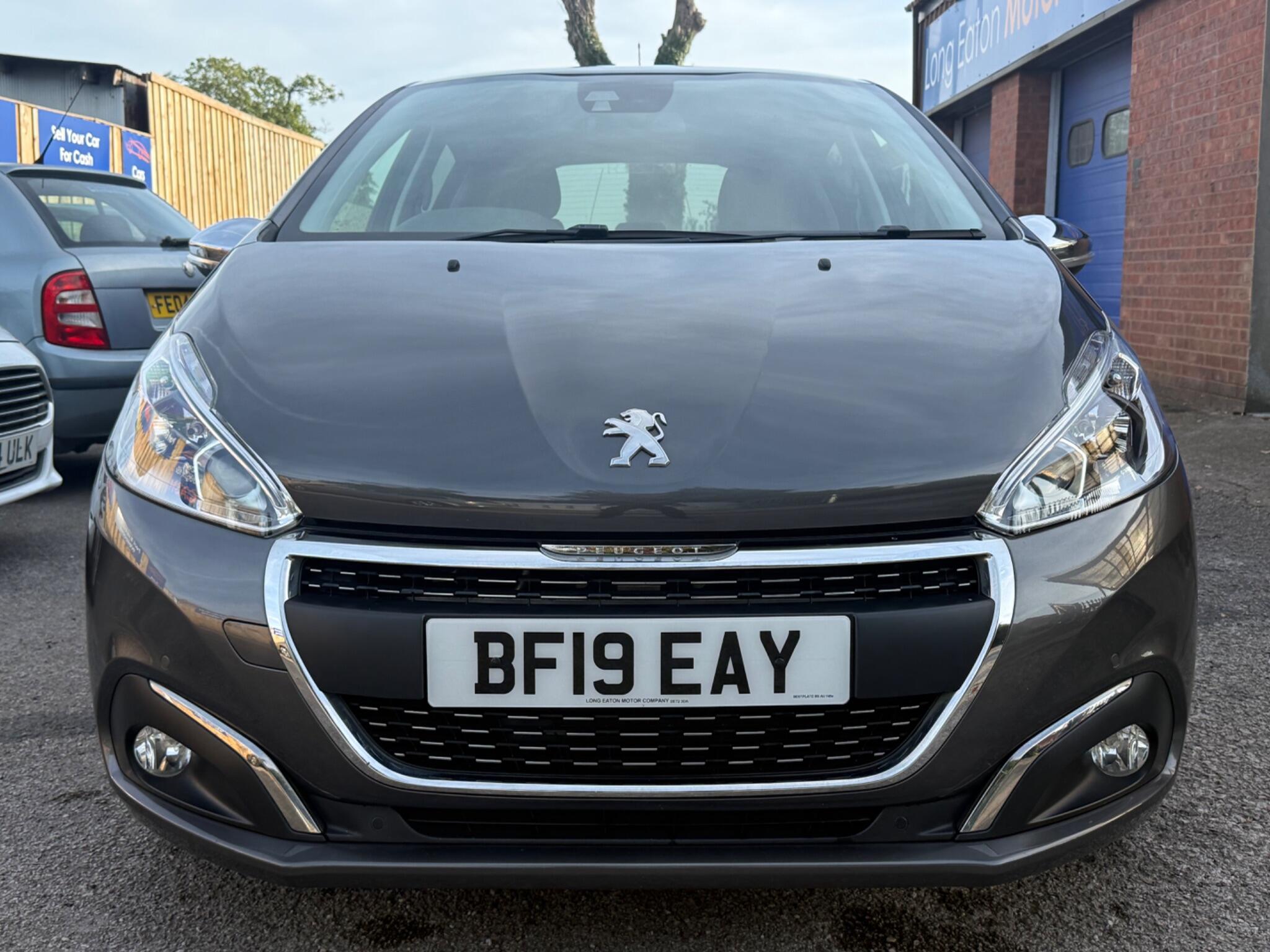 Peugeot 208 view 2