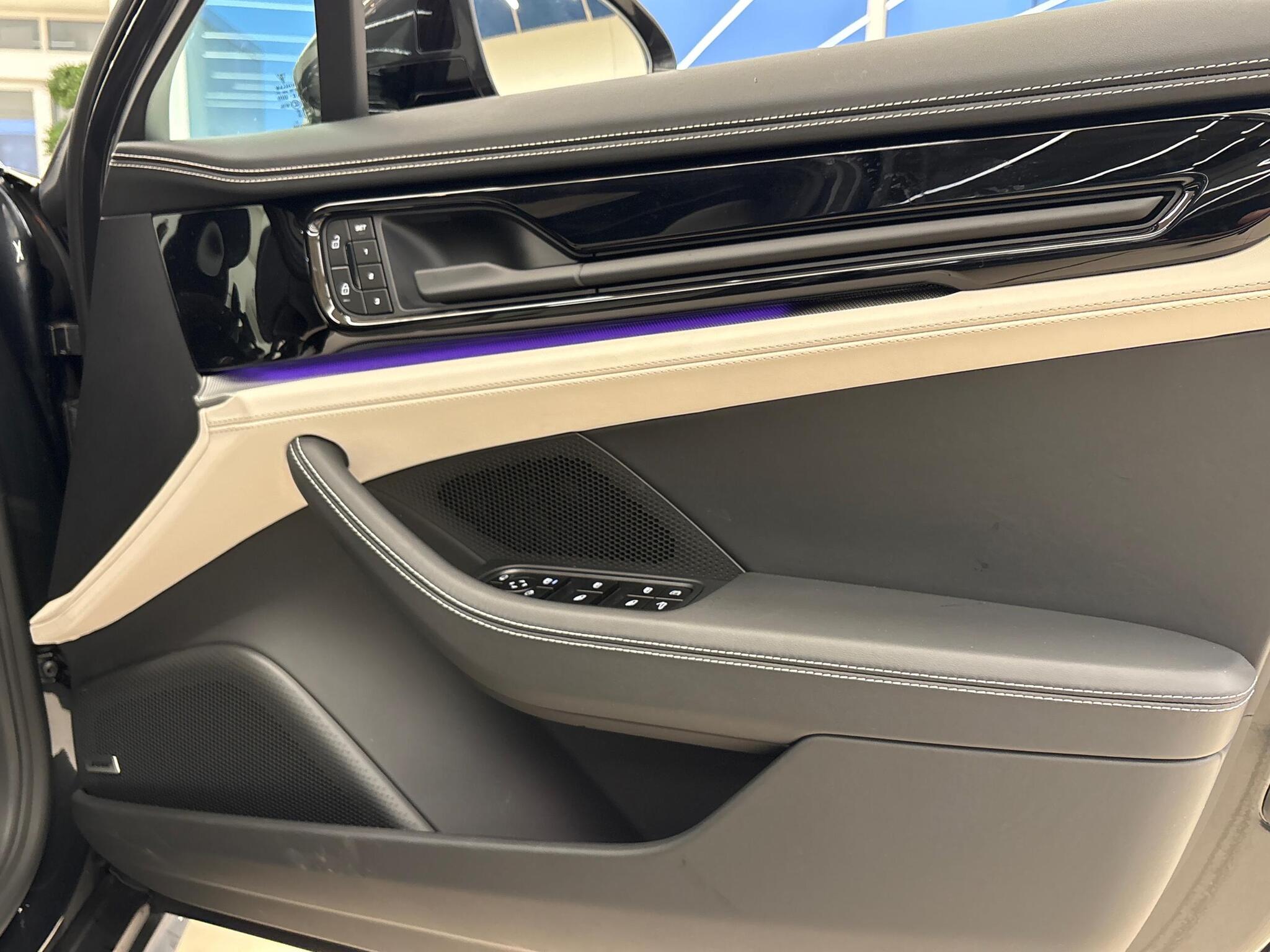 Porsche Panamera view 20