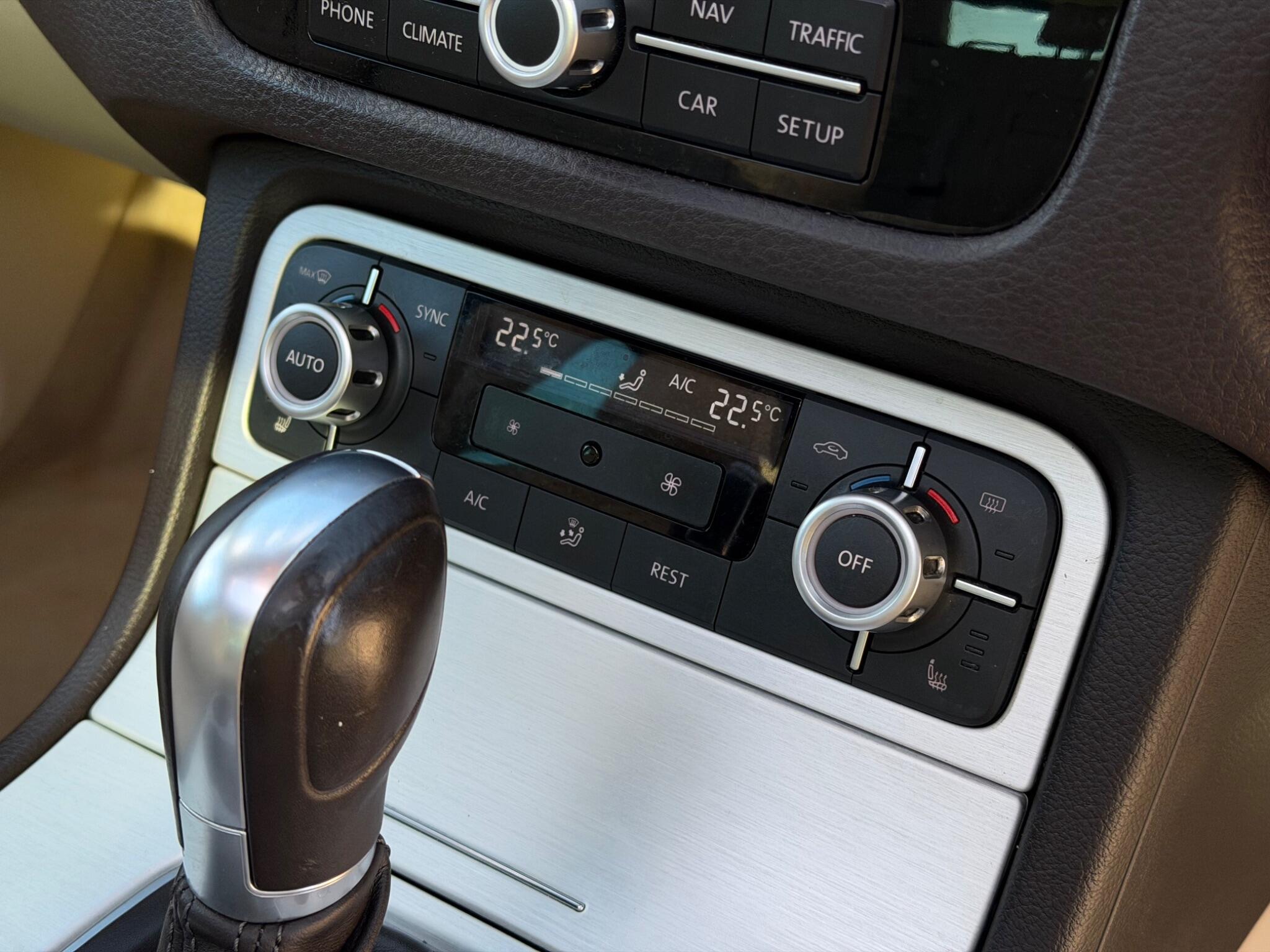 Volkswagen Touareg view 17