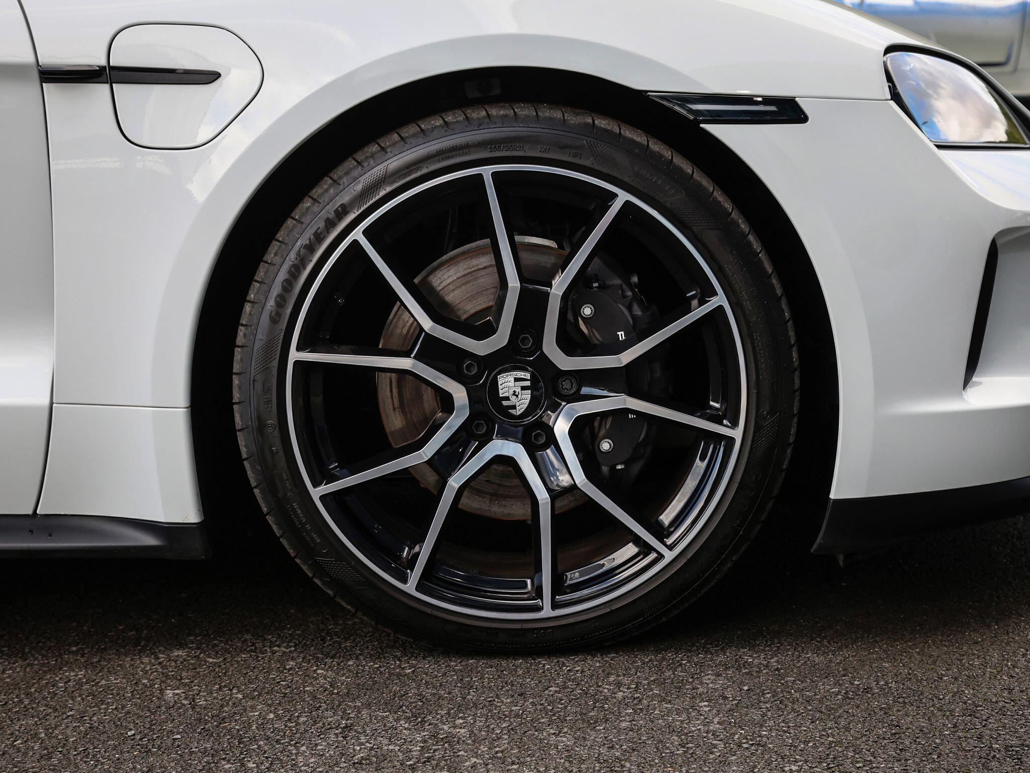 Porsche Taycan view 36