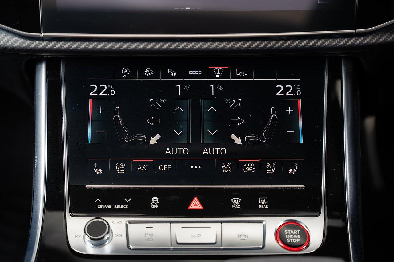 Audi RS Q8 view 38