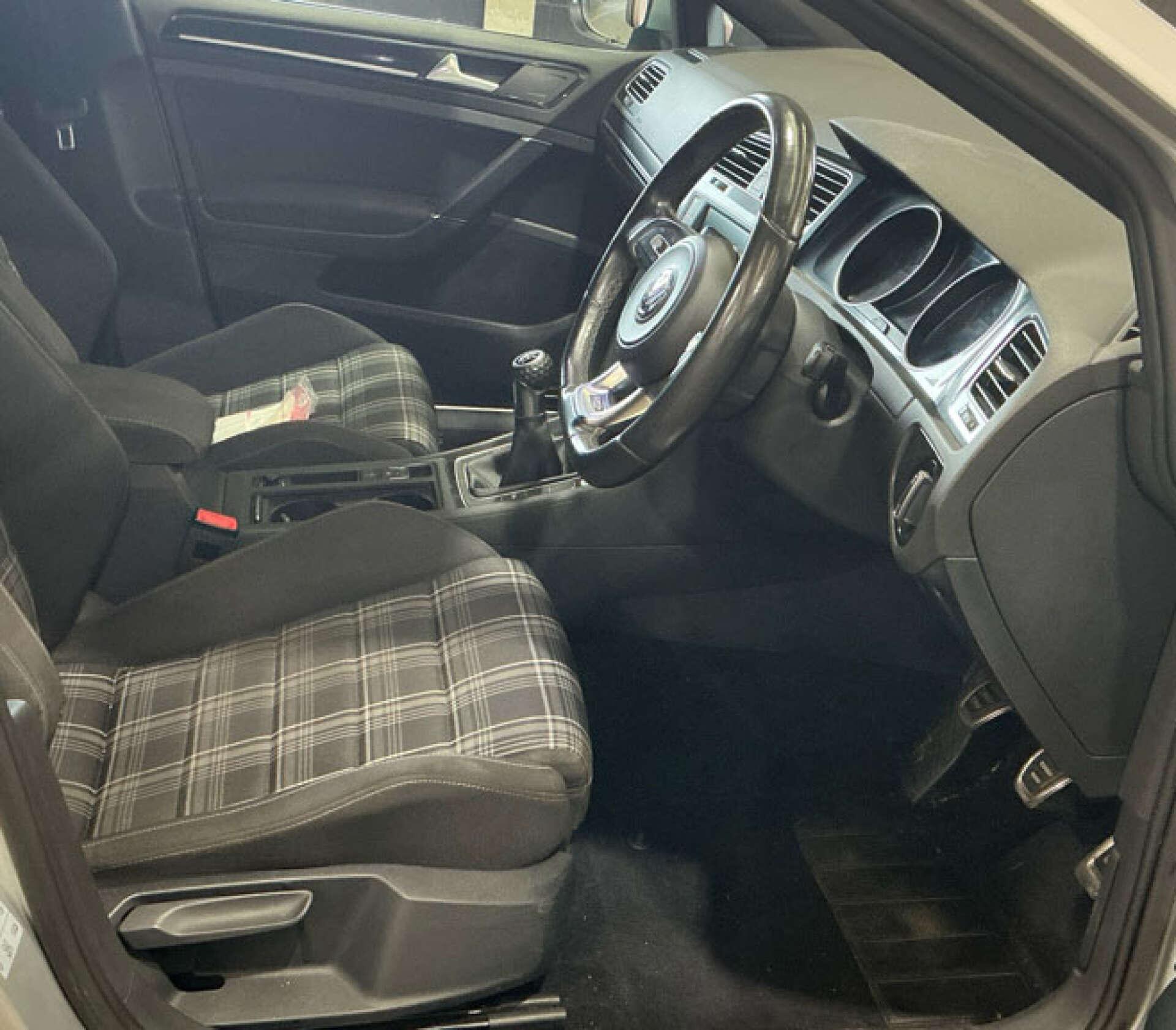 Volkswagen Golf view 4
