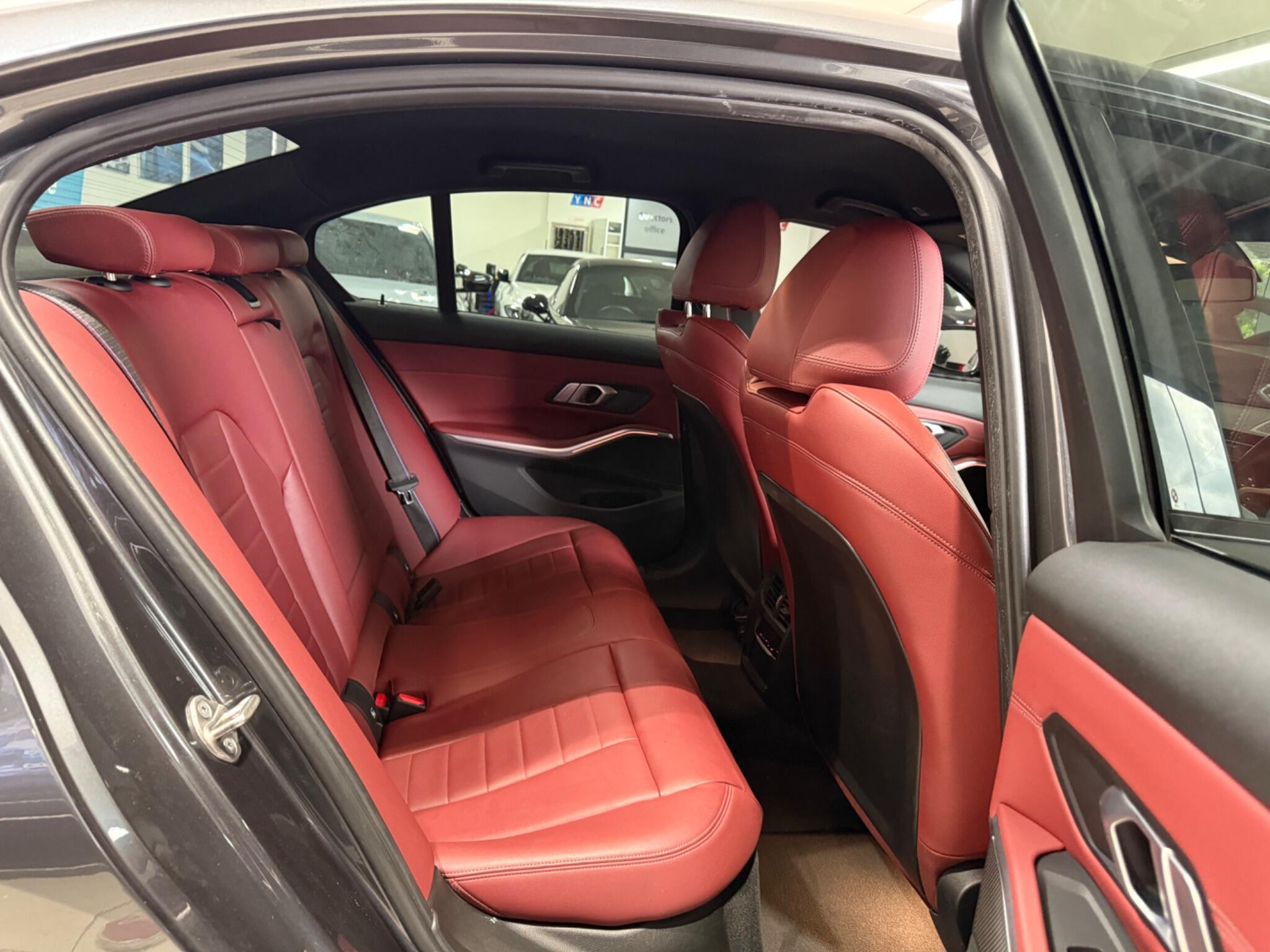 BMW 3 Series view 32