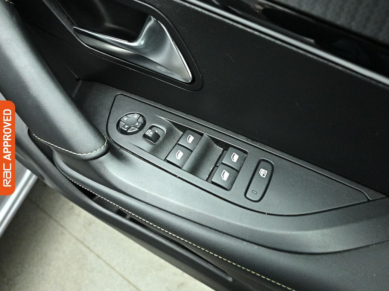 Peugeot E-2008 view 26