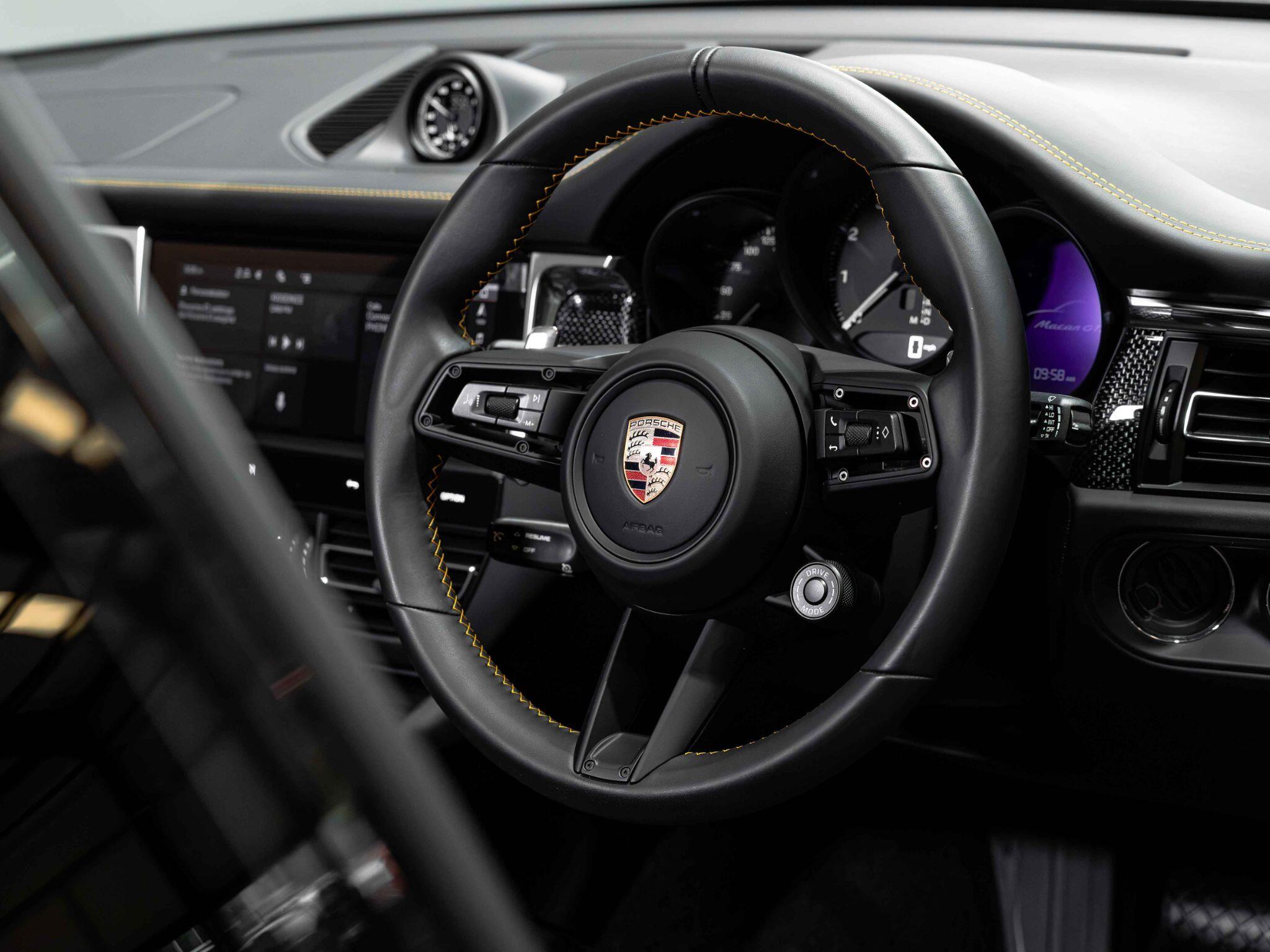 Porsche Macan view 16