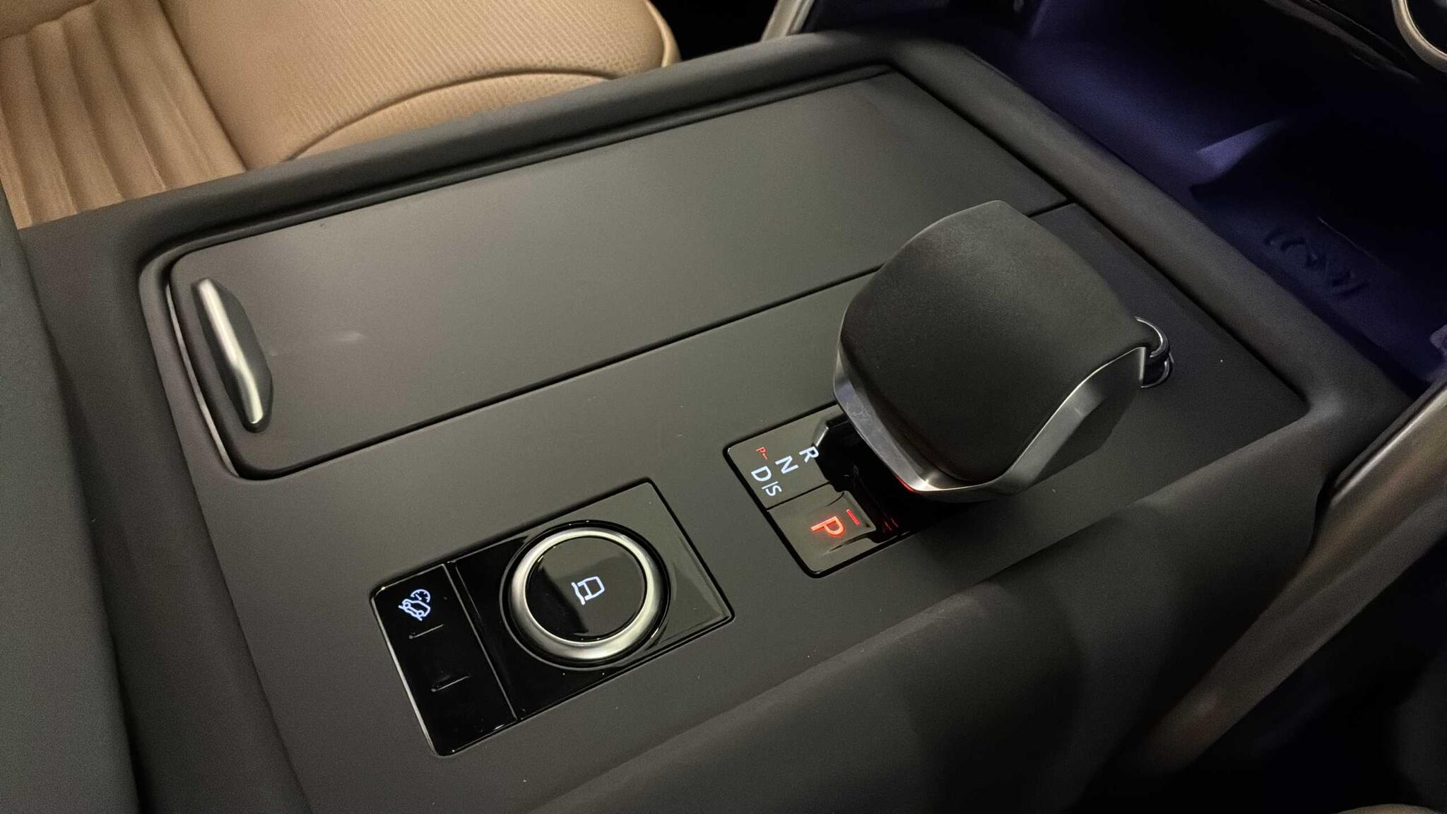Land Rover Discovery view 13