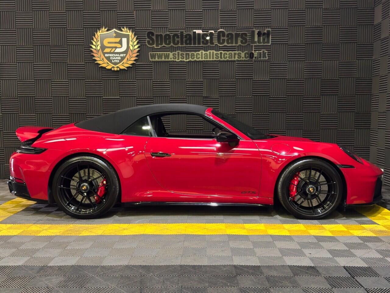 Porsche 911 view 7