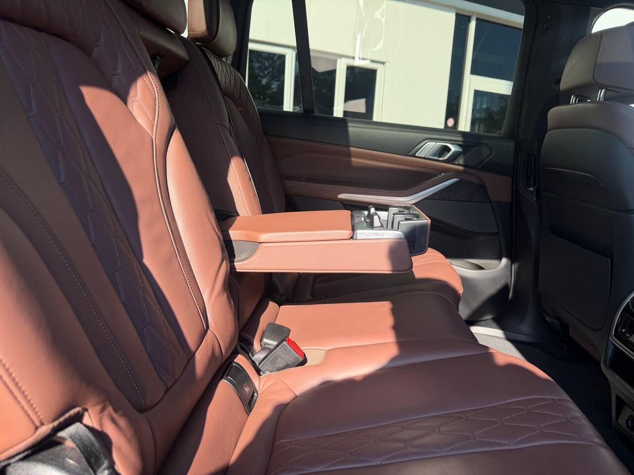 BMW X7 view 21