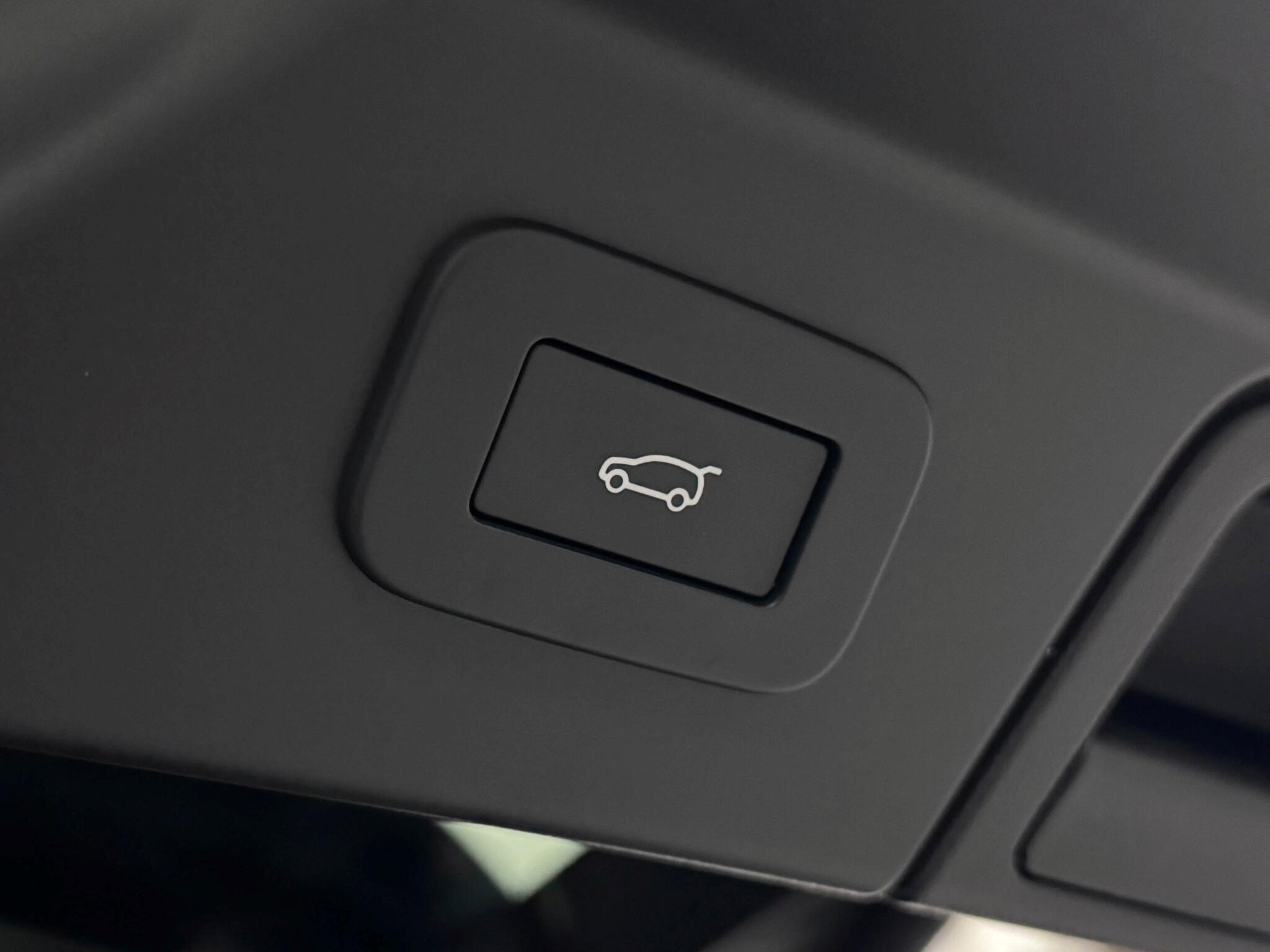 Land Rover Range Rover Velar view 8