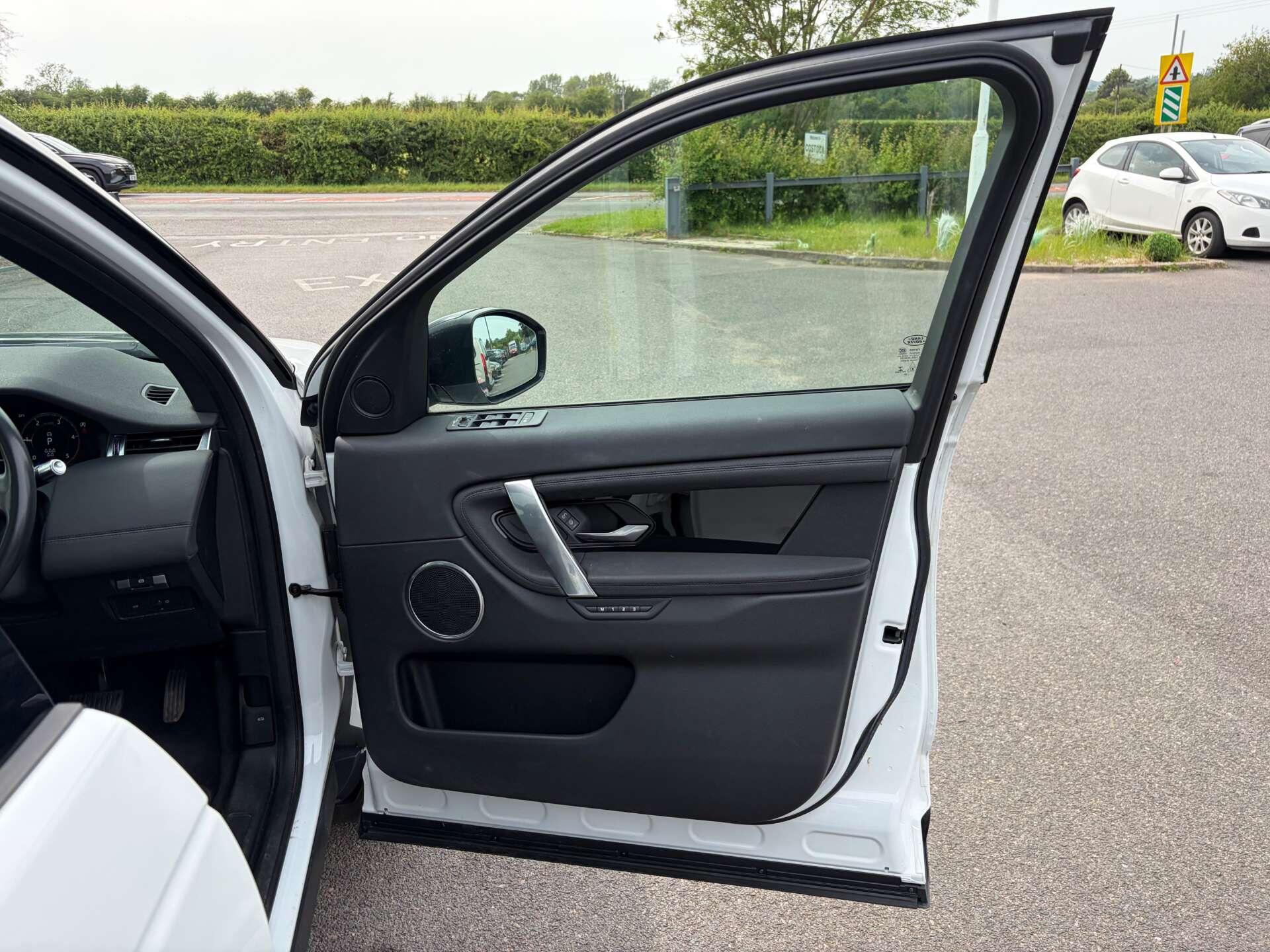 Land Rover Discovery Sport view 36