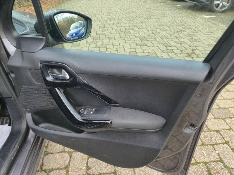 2019 Peugeot 208 1.2 PureTech Signature Euro 6 (s/s) 5dr • 53,000 miles image 28