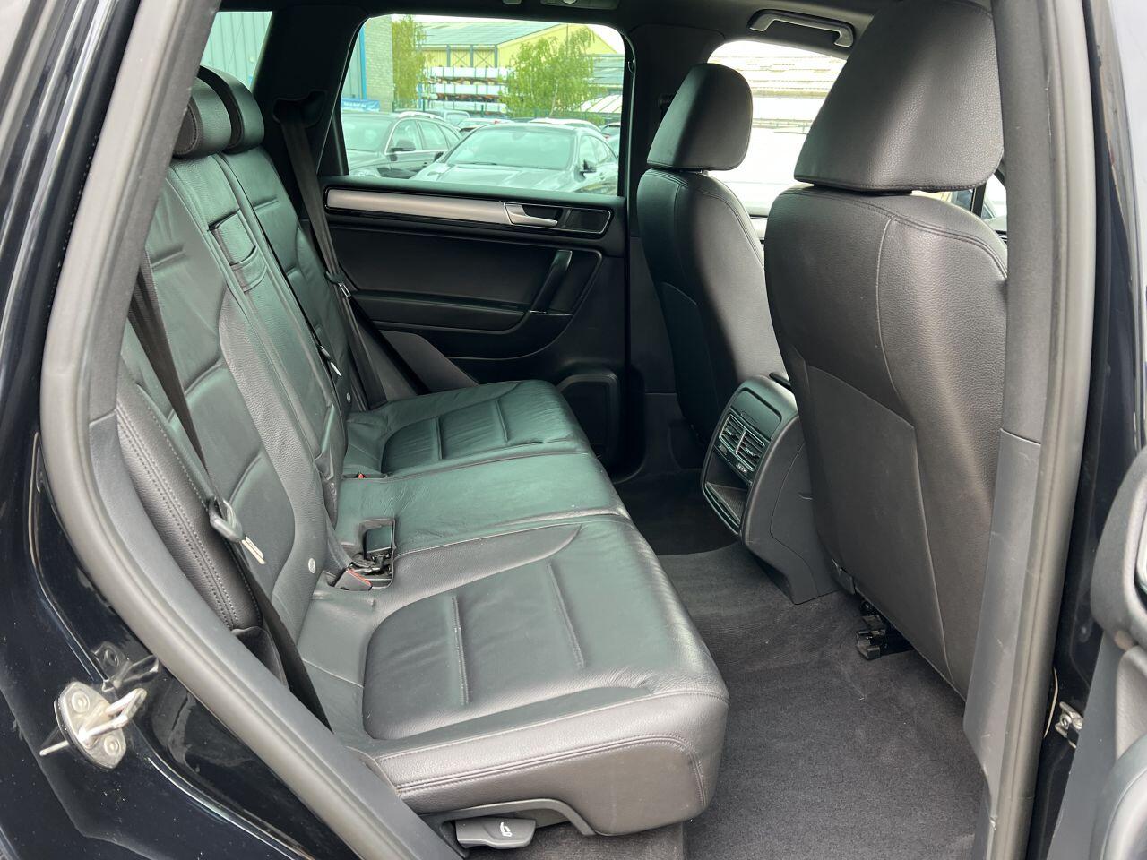 Volkswagen Touareg view 18
