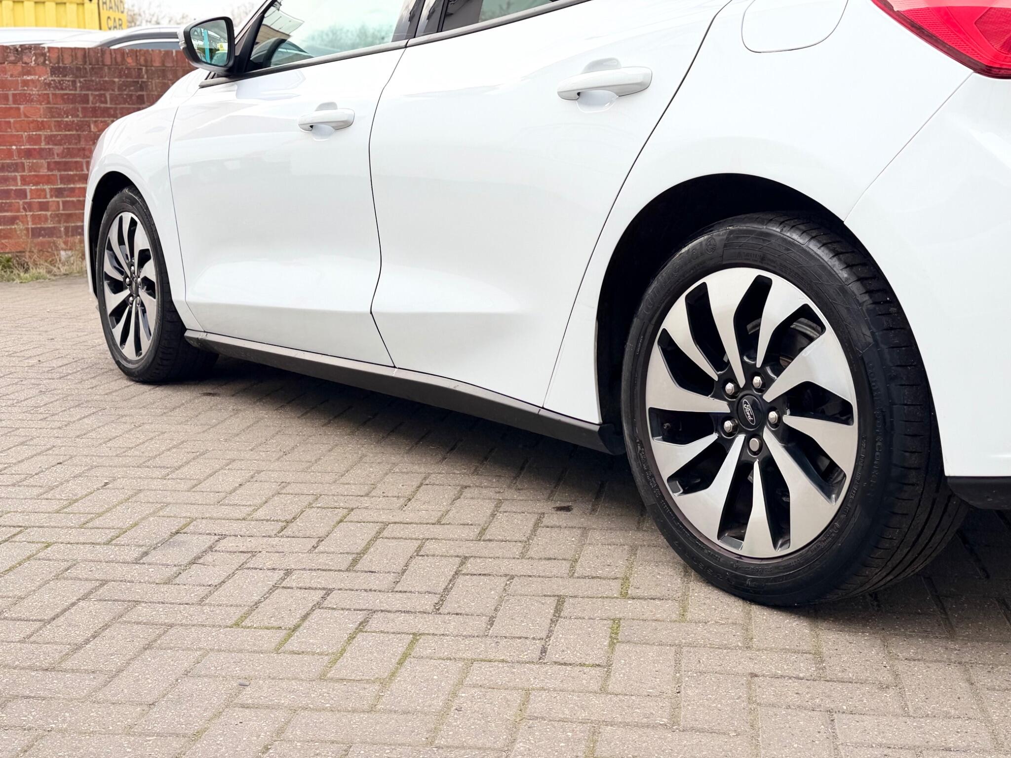 Ford Focus view 8