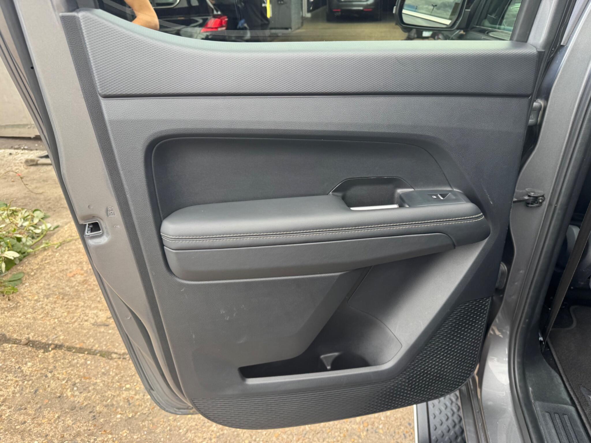 Volkswagen Amarok view 39