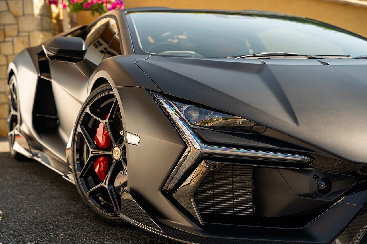 Lamborghini Revuelto view 34