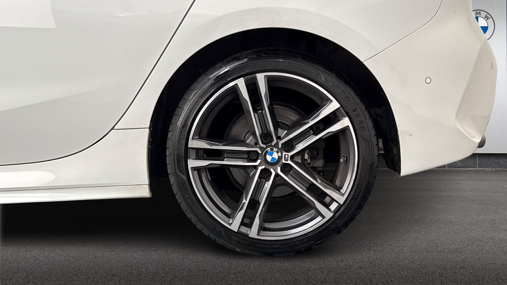 BMW 1 Series view 14