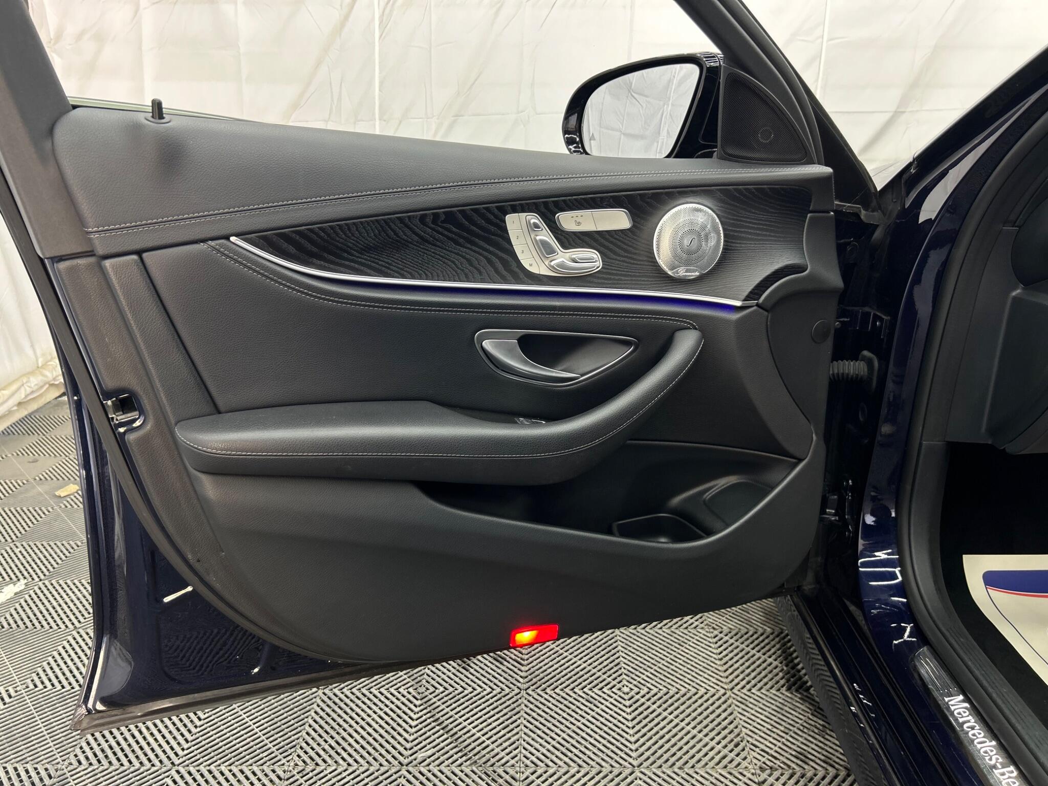 Mercedes-Benz E Class view 33