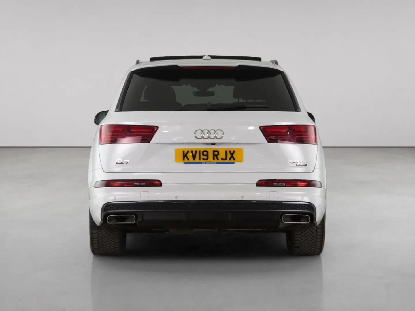 Audi Q7 view 7