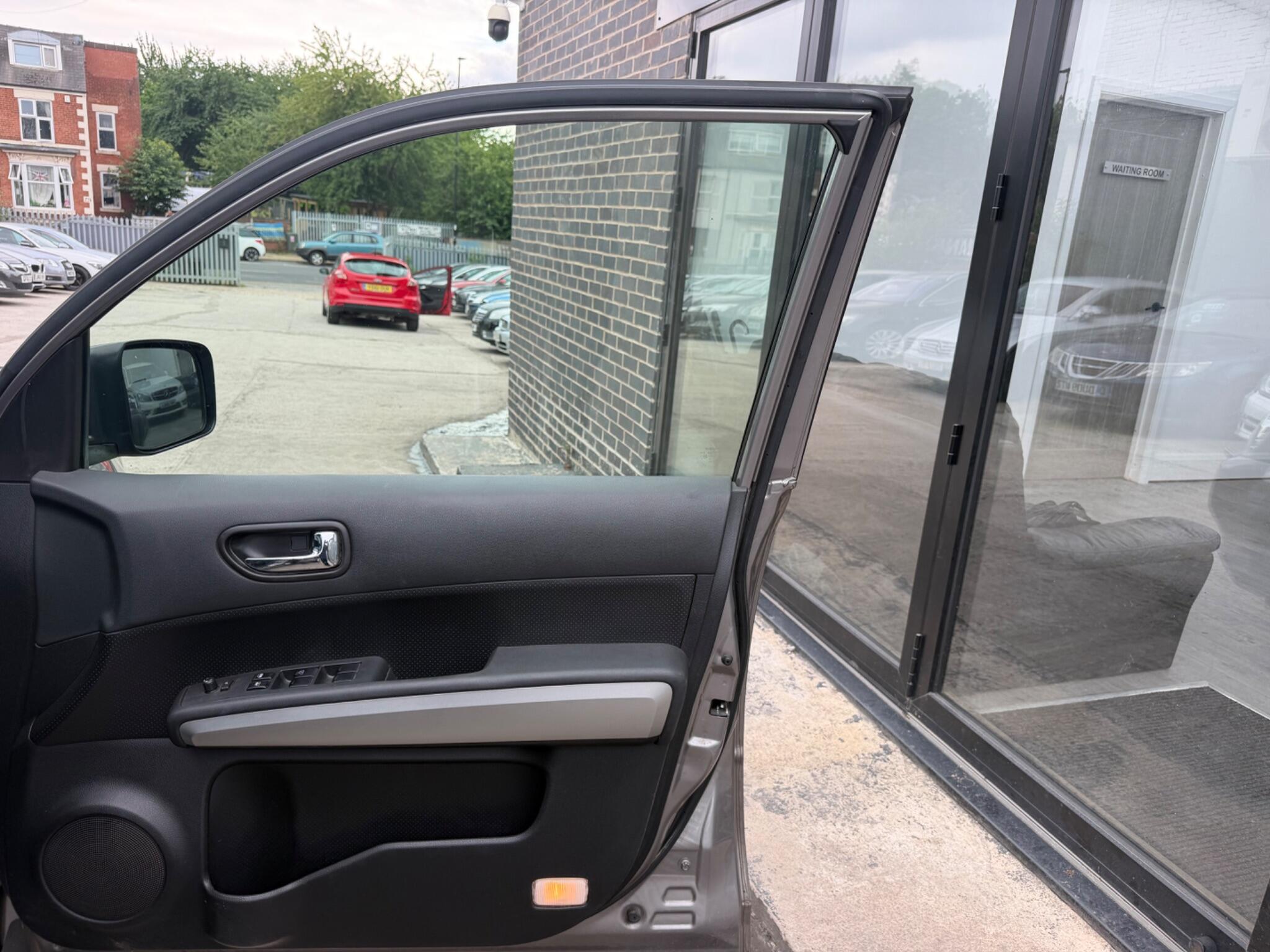 Nissan X-Trail view 9