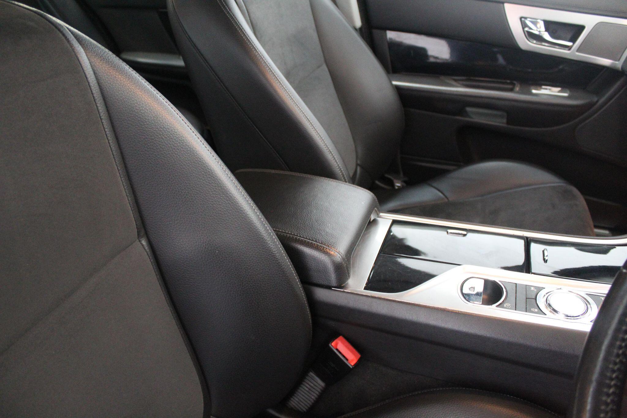 Jaguar XF view 42