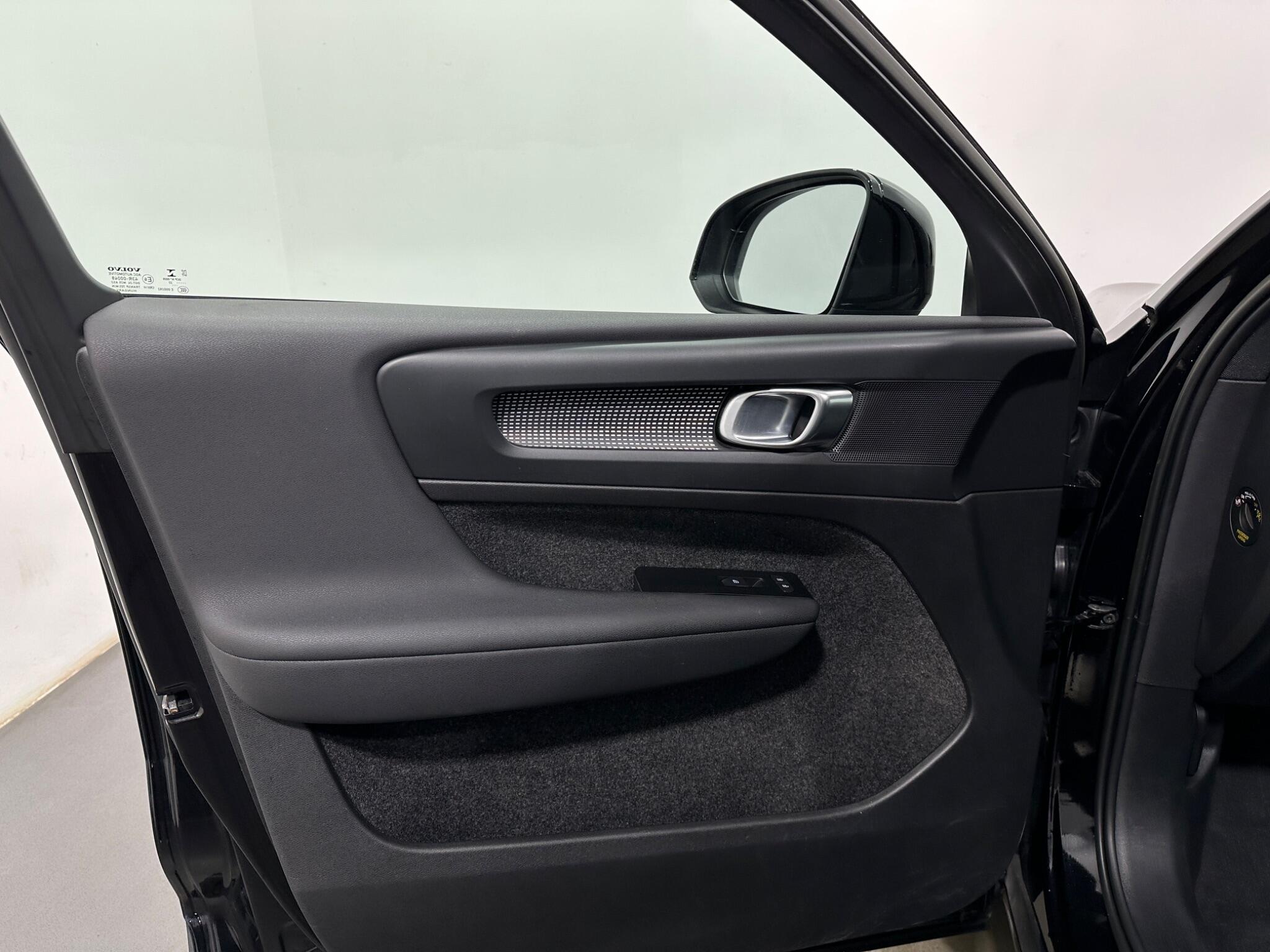 Volvo XC40 view 34